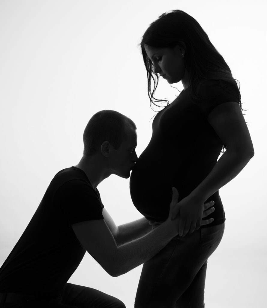black & white silhouette image of pregnant lady & partner. Image taken by Maternity photographer in Glasgow